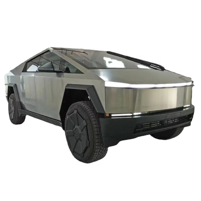 Silver Tesla Cyber Off-Road Pickup Truck con carrozzeria in acciaio e 180 Km/h di velocità massima
