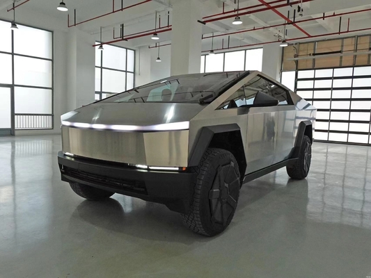 Silver Tesla Cyber Off-Road Pickup Truck con carrozzeria in acciaio e 180 Km/h di velocità massima