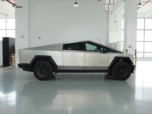Silver Tesla Cyber Off-Road Pickup Truck con carrozzeria in acciaio e 180 Km/h di velocità massima