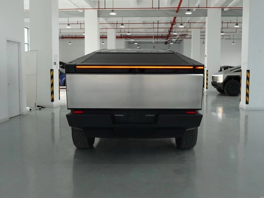 Silver Tesla Cyber Off-Road Pickup Truck con carrozzeria in acciaio e 180 Km/h di velocità massima