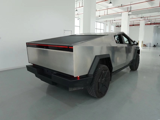 Silver Tesla Cyber Off-Road Pickup Truck con carrozzeria in acciaio e 180 Km/h di velocità massima