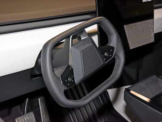 Silver Tesla Cyber Off-Road Pickup Truck con carrozzeria in acciaio e 180 Km/h di velocità massima