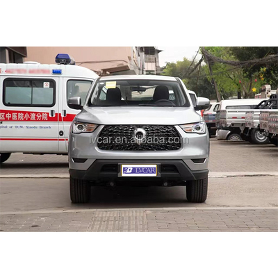 Pickup a 5 posti con trazione a quattro ruote e luce diurna a LED
