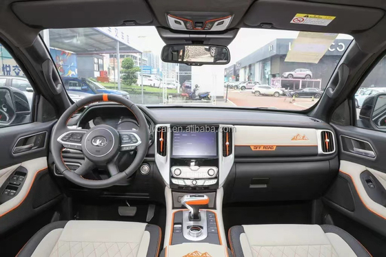 Pickup a 5 posti con trazione a quattro ruote e luce diurna a LED