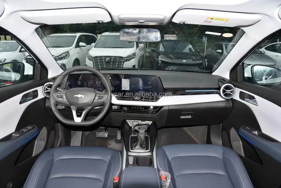 Migliora il tuo viaggio con l'interno in pelle elettrica della berlina Chevrolet Cruze Compact