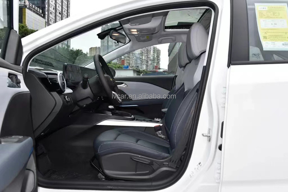 Migliora il tuo viaggio con l'interno in pelle elettrica della berlina Chevrolet Cruze Compact
