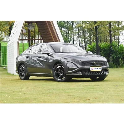 Vivi il lusso con la berlina ibrida Starlight 2024 di Wuling a 5 porte e 5 posti