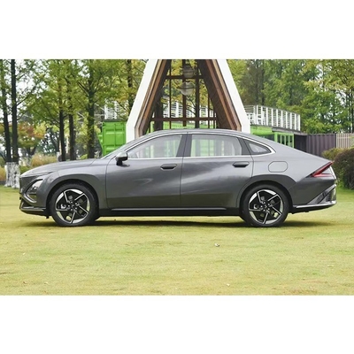 Vivi il lusso con la berlina ibrida Starlight 2024 di Wuling a 5 porte e 5 posti