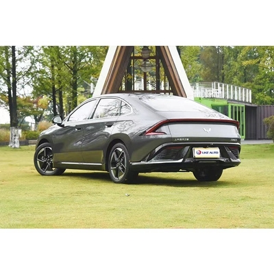 Vivi il lusso con la berlina ibrida Starlight 2024 di Wuling a 5 porte e 5 posti