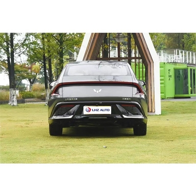 Vivi il lusso con la berlina ibrida Starlight 2024 di Wuling a 5 porte e 5 posti
