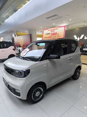 Guida sinistra Mini auto elettrica Wuling con velocità massima di 100 Km/h e 4 posti a sedere 120km