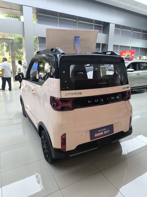 Guida sinistra Mini auto elettrica Wuling con velocità massima di 100 Km/h e 4 posti a sedere 120km