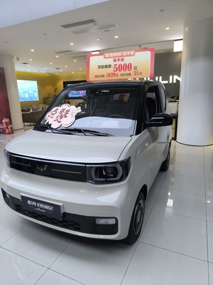 Guida sinistra Mini auto elettrica Wuling con velocità massima di 100 Km/h e 4 posti a sedere 120km