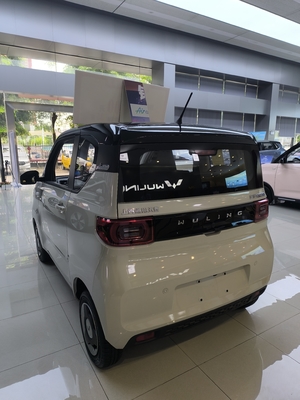 Guida sinistra Mini auto elettrica Wuling con velocità massima di 100 Km/h e 4 posti a sedere 120km