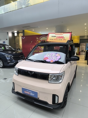 Guida sinistra Mini auto elettrica Wuling con velocità massima di 100 Km/h e 4 posti a sedere 120km