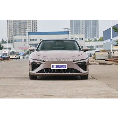 La rivoluzionaria auto energetica di Nezha S con un' autonomia di 1.160 chilometri e controllo di velocità ACC.