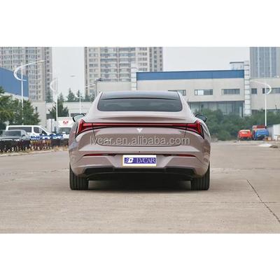 La rivoluzionaria auto energetica di Nezha S con un' autonomia di 1.160 chilometri e controllo di velocità ACC.