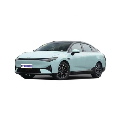 Prova la potenza di Xpeng P5 Un veicolo elettrico a 3 cilindri progettato