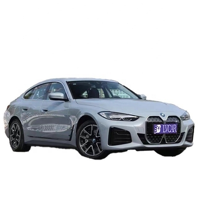 La BMW i4, il veicolo di lusso ad alte prestazioni dotato di ABS, è un successo per gli acquirenti