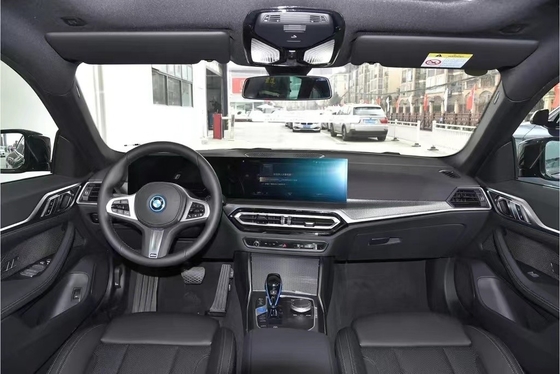 La BMW i4, il veicolo di lusso ad alte prestazioni dotato di ABS, è un successo per gli acquirenti