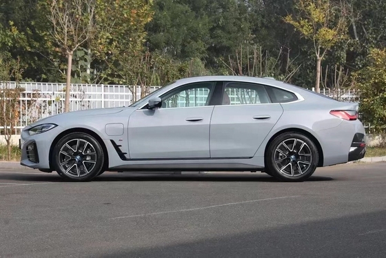 La BMW i4, il veicolo di lusso ad alte prestazioni dotato di ABS, è un successo per gli acquirenti